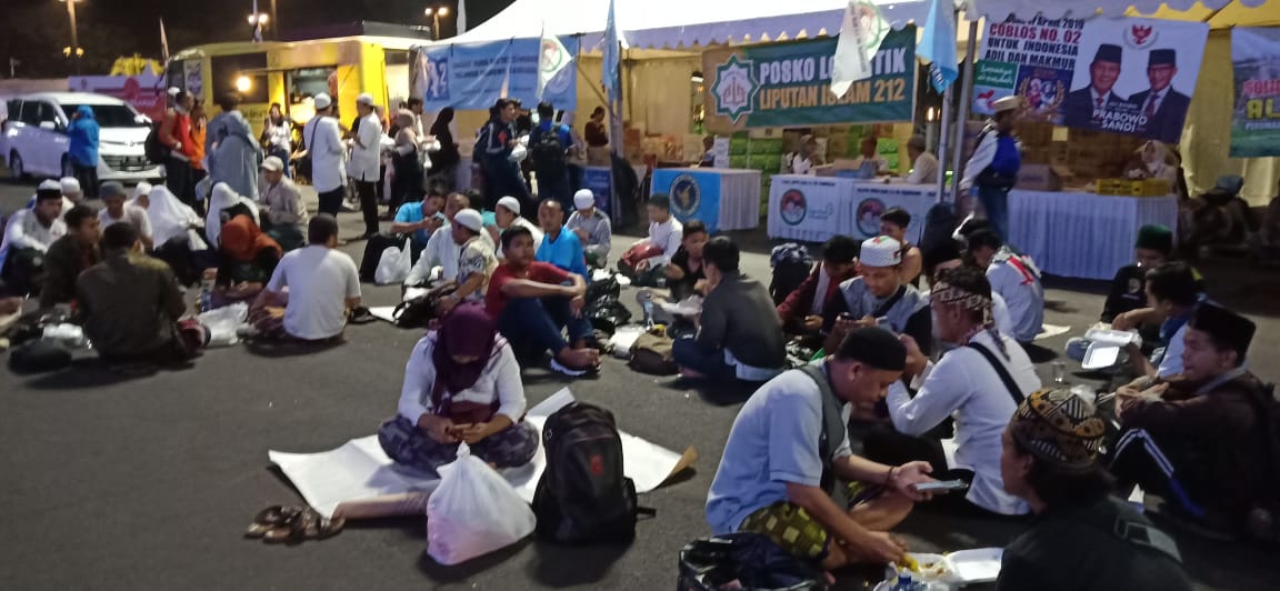 hidcom's tweet image. Suasana makan malam peserta yg disediakan secara gratis di #gbk #PutihkanJakarta #PutihkanGBKDanJakarta