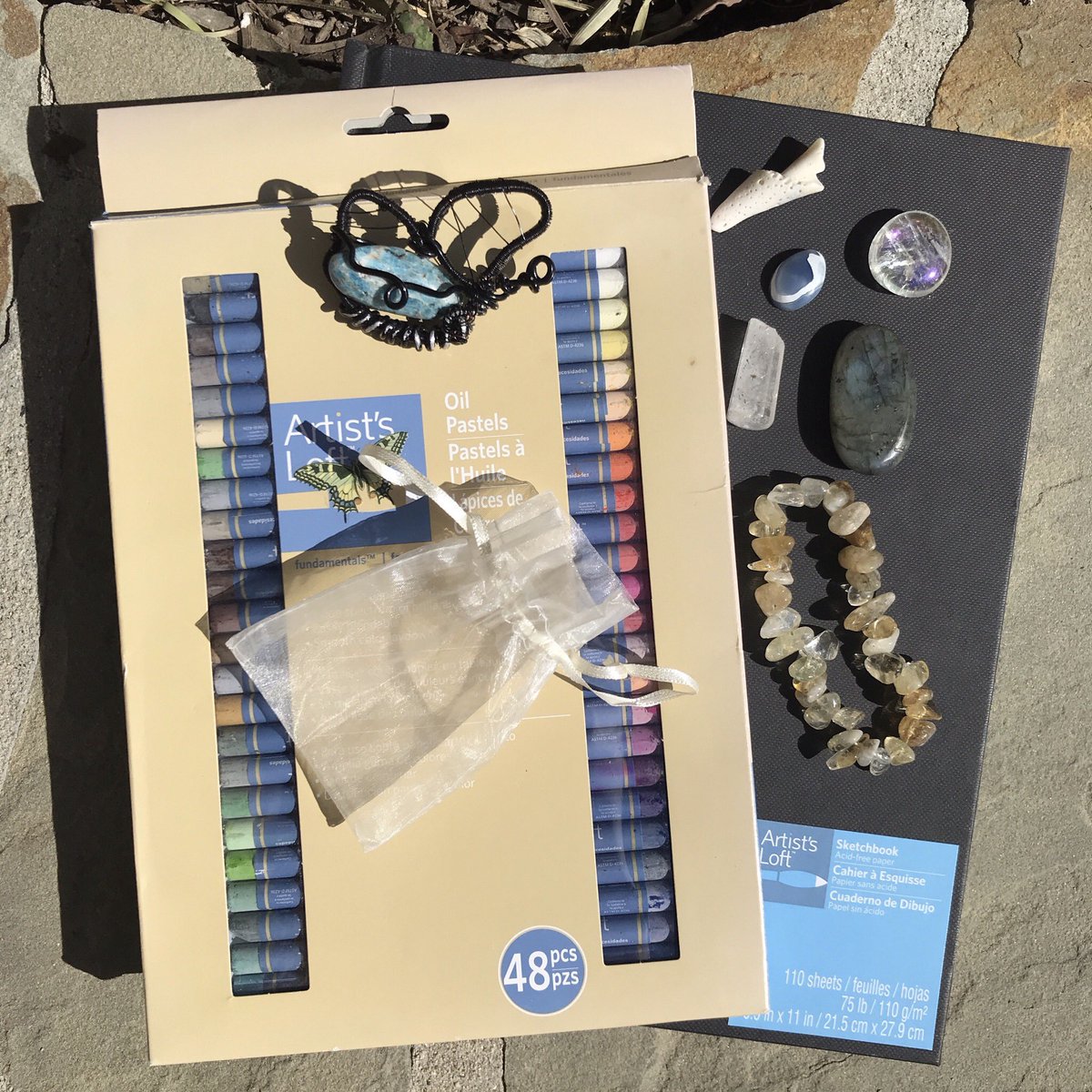 elfdaddyy's tweet photo. 🌸 Spring giveaway 🌸 
1 winner receives everything in these photos, details below.

Retweet this tweet and follow me to enter! Tag friends or follow my ig (@ kar.en) to be entered twice. 
This will end on April 13th, 1 week from today🍃 https://t.co/33Si5BXElm