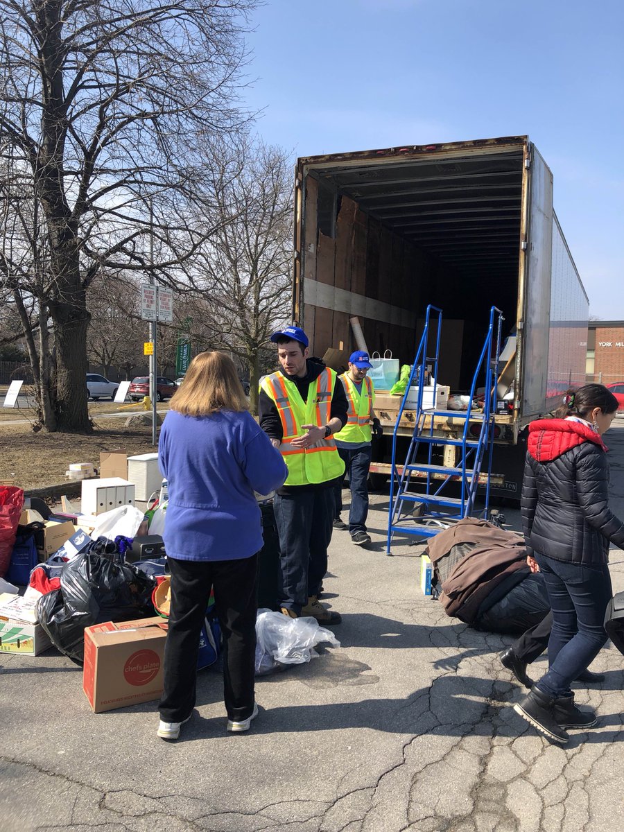 JayeRobinson's tweet photo. Fantastic turn out at this year’s first Community Environment Day in #Ward15. There’s still time to drop items off for donation or disposal today at York Mills Collegiate ♻️ #EnvironmentDays https://t.co/rbmnqGiuYQ
