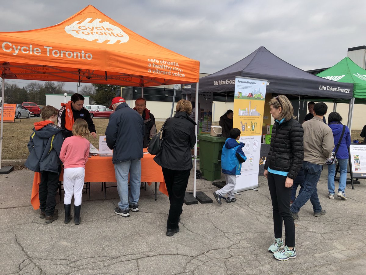 JayeRobinson's tweet photo. Fantastic turn out at this year’s first Community Environment Day in #Ward15. There’s still time to drop items off for donation or disposal today at York Mills Collegiate ♻️ #EnvironmentDays https://t.co/rbmnqGiuYQ