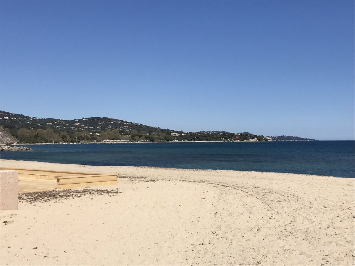 A nice walk on the beach in #portgrimaud #CotedAzurFrance it won’t look this empty soon so profiting having a peaceful walk before the season starts @MyPeakChallenge @SamHeughan glad I did it yesterday as it’s raining today 😊