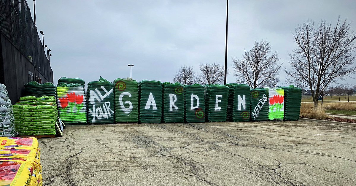 courki88's tweet photo. Spring has sprung!  @LauraDenges and I made this mulch wall beautiful!  @The6887 https://t.co/DcTvYWyFhE
