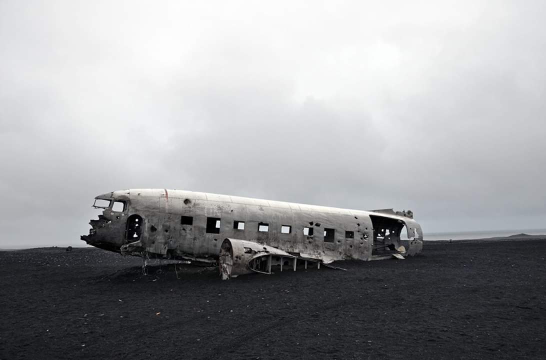 A_Menshenin's tweet photo. Many people know about famous wreckage of #DC3 on a black sand beach in #Iceland. This how it looked just after the crash. https://t.co/OxCEFystM8