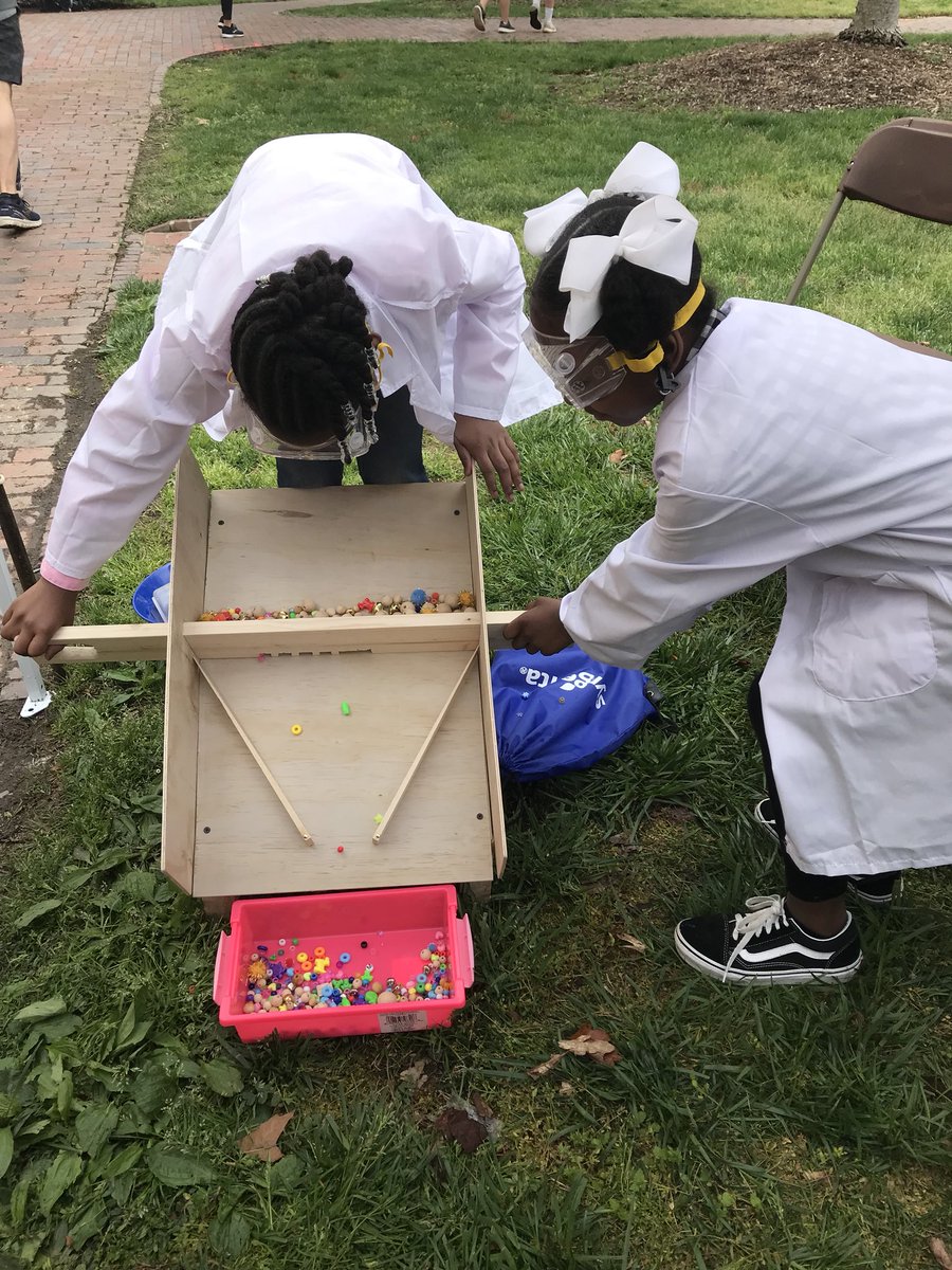 LiLabUNC's tweet photo. Come visit us at the #UNCScienceExpo today, Booth 65. Learn how we purify small molecules from bacterial cultures with potential drug applications👨🏻‍🔬💊 We’re here until 4 pm with hand-on “molecule” separation!  https://t.co/YT4zNFANnD https://t.co/HiRmmS5nns