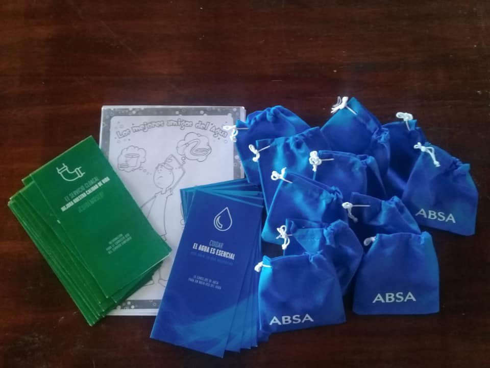 En el marco del comienzo de la #SemanaDelAgua 💧 llevamos a cabo, junto a autoridades del Municipio de Bahía Blanca, charlas didáctico-educativas sobre el cuidado del agua a más de 50 chicos 👧🏻🧒🏻 que asisten al #CentroDeDía municipal de dicha ciudad. <a href="/BahiaJuego/">Juego_Municipio Bahía_</a>