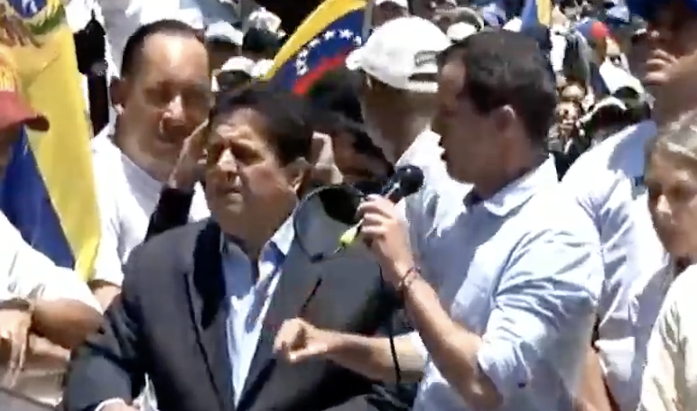 CaraotaDigital's tweet photo. #6Abr #Envivo | ¨Son tan incapaces que ni siquiera han anunciado un plan de racionamiento, 4 horas de luz para Maracaibo es algo sádico¨ Juan Guaidó desde la urbanización El Marqués https://t.co/0Nd7CSWRJv