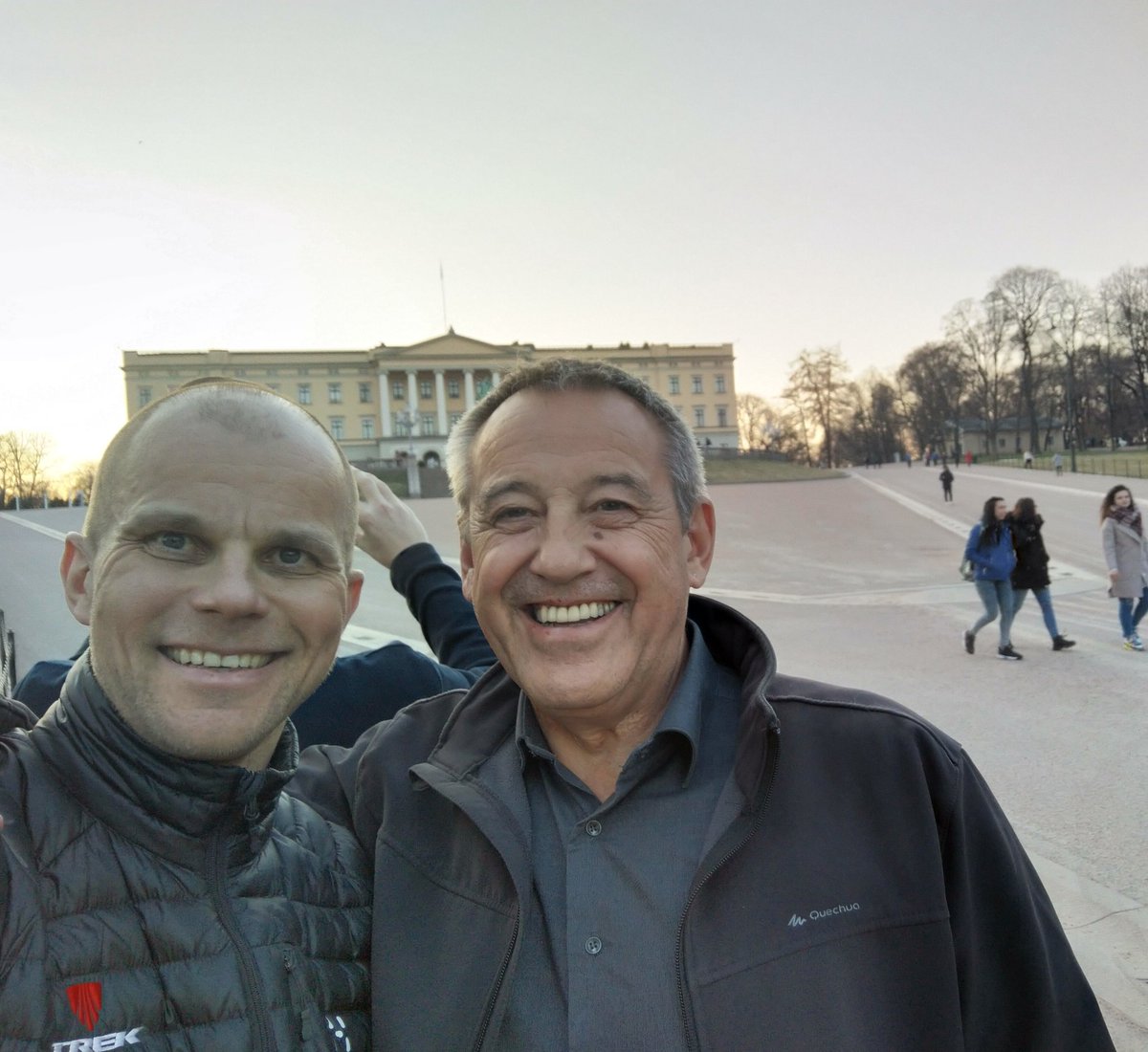 MarkoTormanen's tweet photo. Front of #RoyalPalace #Norway with #uspe friend @BruenggerHarry  #oslo #policesport #meeting https://t.co/aHoWa3tBjL