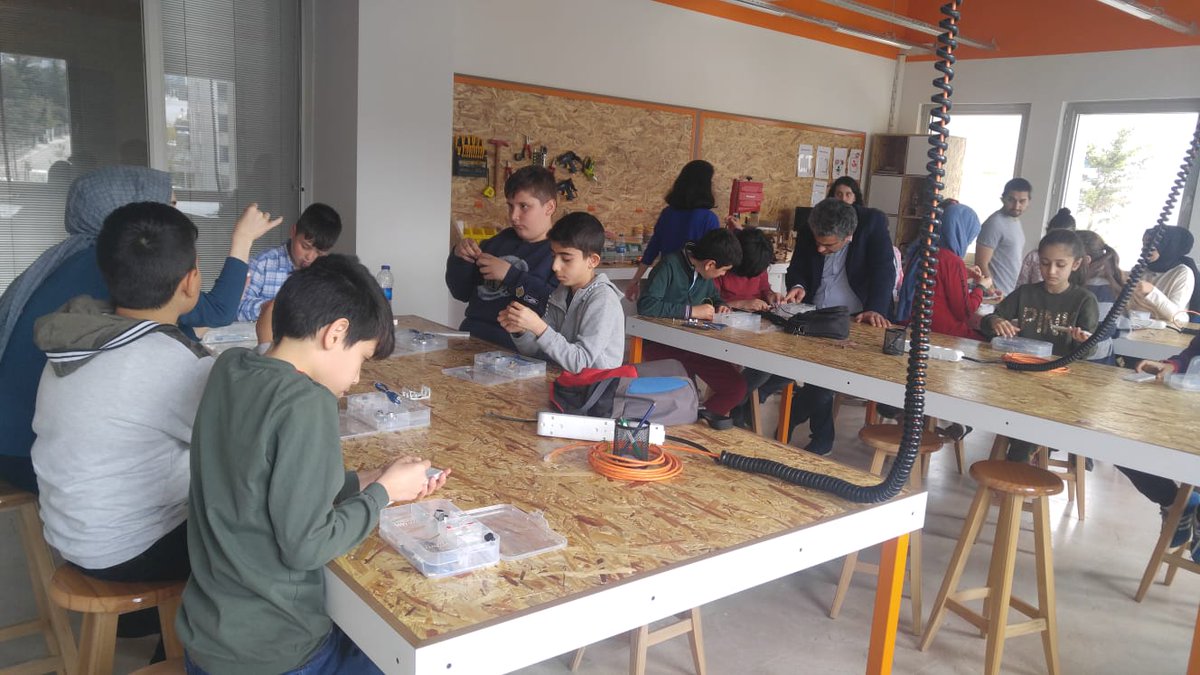 Basaksehir_Mem's tweet photo. Başakşehir Kaymakamlığı koordinatörlüğünde İSTKA destekli faaliyetine devam eden Mahalle Akademi'de öğrencilerimiz Arduino, robotik, kodlama vb. alanlarda gerçekleştirilen atölye çalışmaları ile haftasonu eğitimlerine devam ediyor.

@tekin5034 @muallimramazan @MahalleAkademi https://t.co/ftIcDObpCk