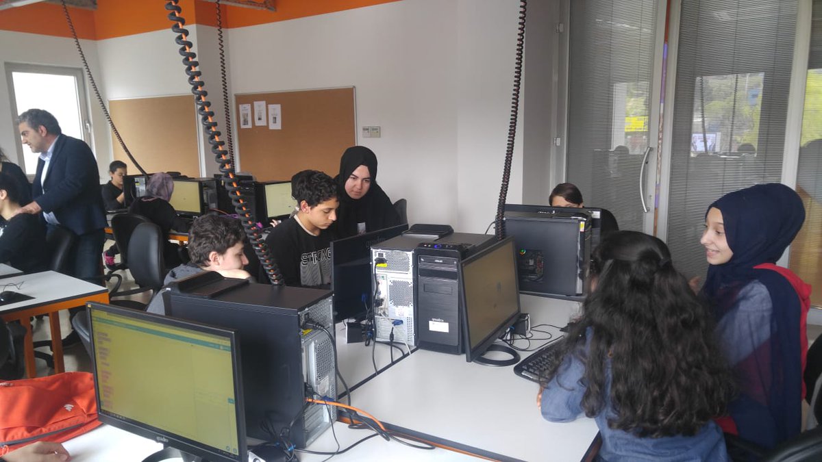 Basaksehir_Mem's tweet photo. Başakşehir Kaymakamlığı koordinatörlüğünde İSTKA destekli faaliyetine devam eden Mahalle Akademi'de öğrencilerimiz Arduino, robotik, kodlama vb. alanlarda gerçekleştirilen atölye çalışmaları ile haftasonu eğitimlerine devam ediyor.

@tekin5034 @muallimramazan @MahalleAkademi https://t.co/ftIcDObpCk