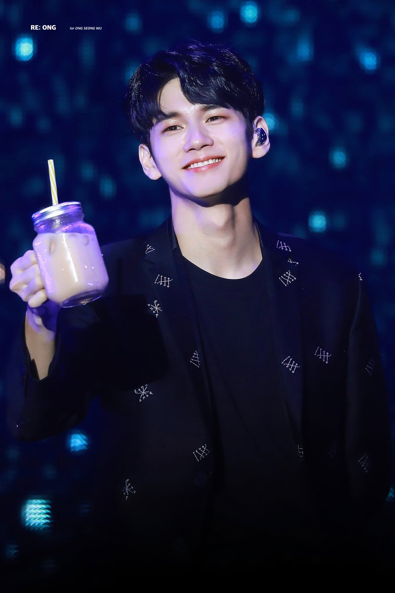#옹성우 #ongseongwu #オンソンウ 
#邕圣祐
(도토리 주스 어나더)                                 
          O
            o