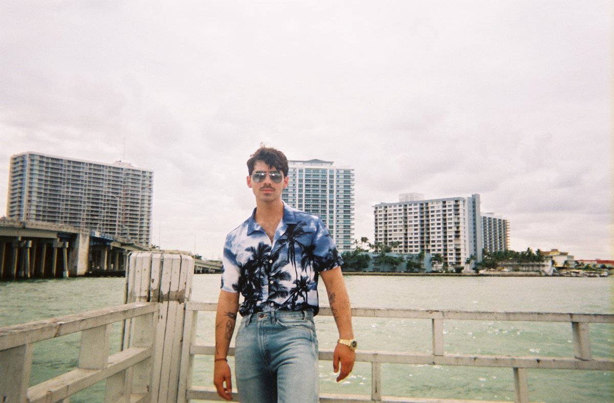 biankansada's tweet photo. I'm feeling so cool
Top to the bottom, just cool
Every little thing that I do
Dammit, I'm feelin' so cool, yeah

#CoolMusicVideo
#JonasBrothers
 
🙌🏻♥️✨ https://t.co/7iiEg8v6ci