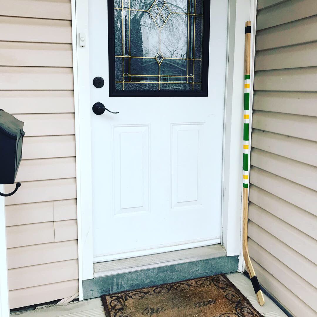 NineStick's tweet photo. We’re still here for you Humboldt. Forever and always. Today, we remember. 💚💛 #PutYourSticksOut #SticksOutForHumboldt #HumboldtStrong #GreenandGold #29 #oneyearago #sticksout @HumboldtBroncos https://t.co/h5MMpvDSy4
