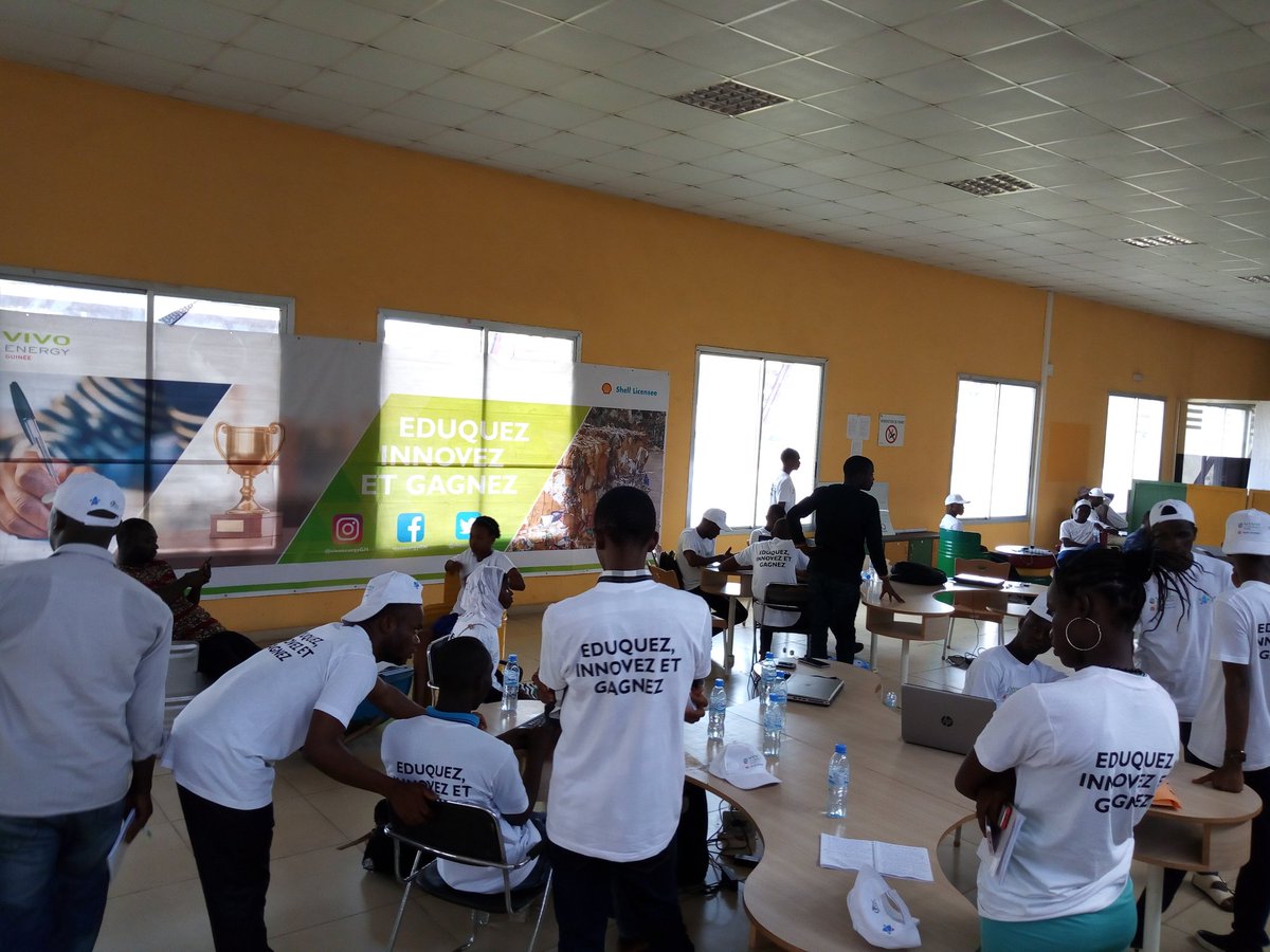 [#PrixImpactEducatif] 
🗣🗣🗣La présentation des projets 📚📚 dans la gestion des ordures pour la protection de l'environnement 🌱 🌍devant le jury compétent.
🥇🥈Les 2 meilleurs projets vont bénéficier d'une incubation chez <a href="/saboutech/">Incubateur SABOUTECH</a>.

#EduquezInnovezGagnez #Kibaro #Guinee