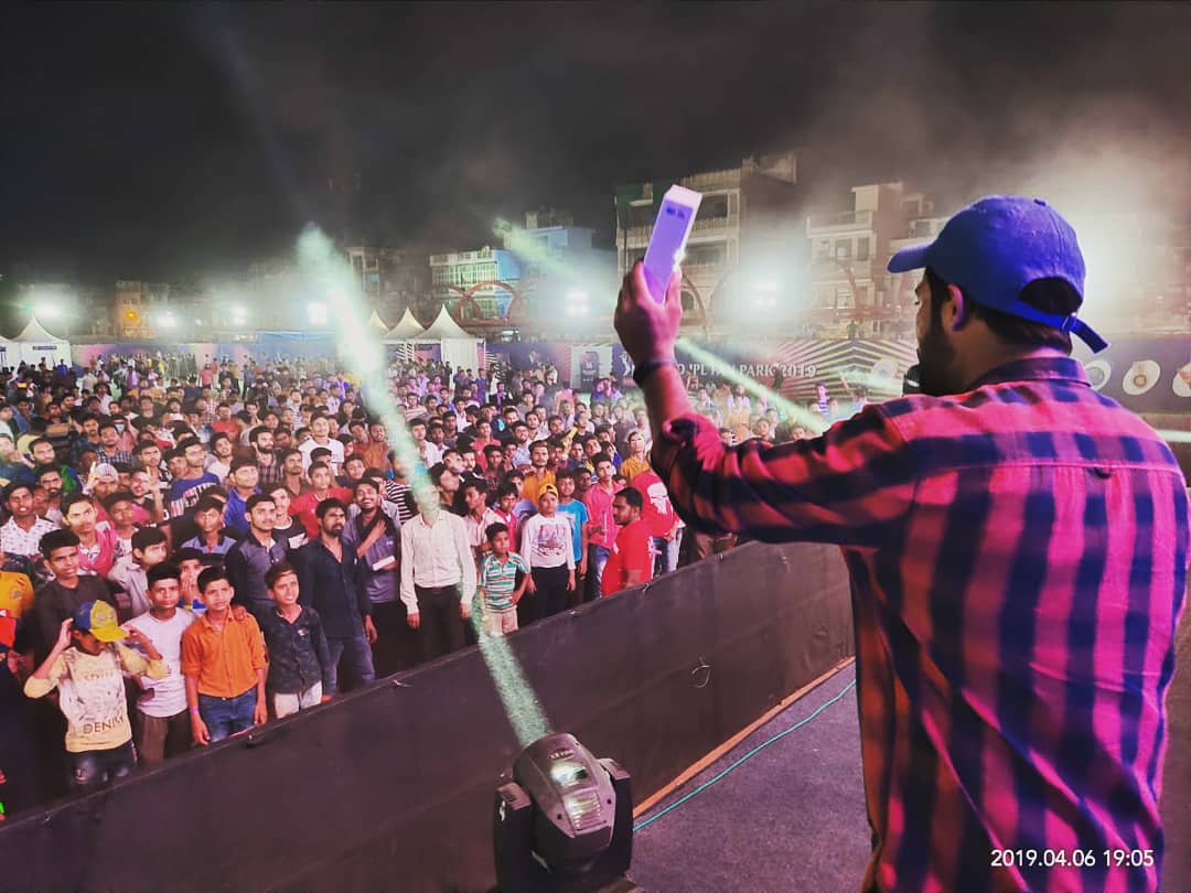 emceeshivam's tweet photo. This is how Gwalior rolls 
#Vivoiplfanpark2019 
#Gamebnaeganame 
@IPL @BCCI @msdhoni https://t.co/pkQ8dAWTlR
