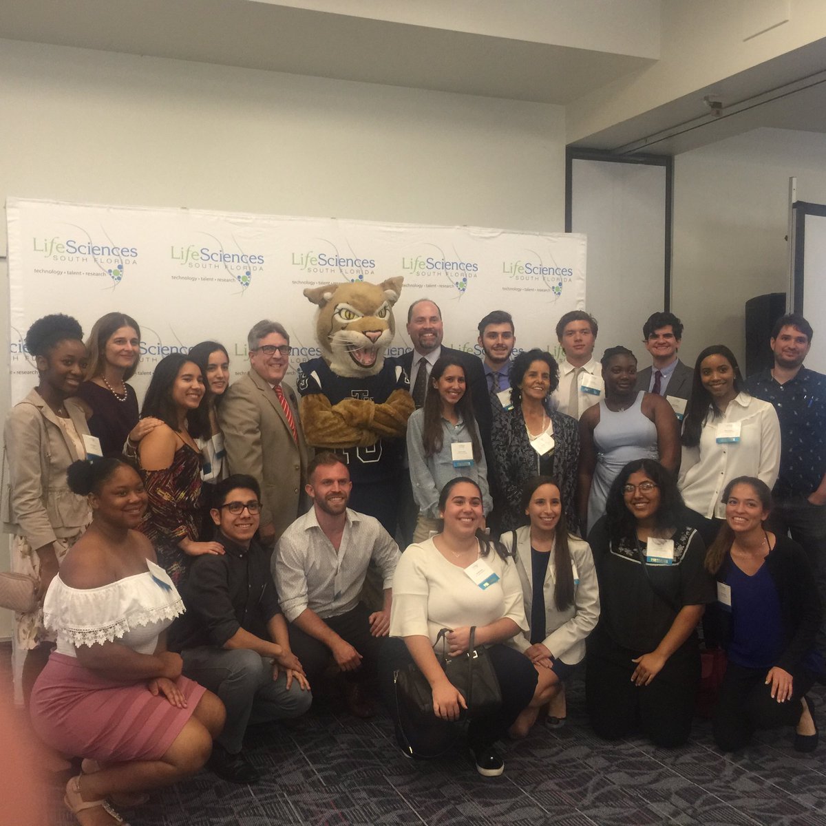 dques2766's tweet photo. Team #STU and team #MathWolfson together at #LSSF 2019 https://t.co/BmDXHuxyQn