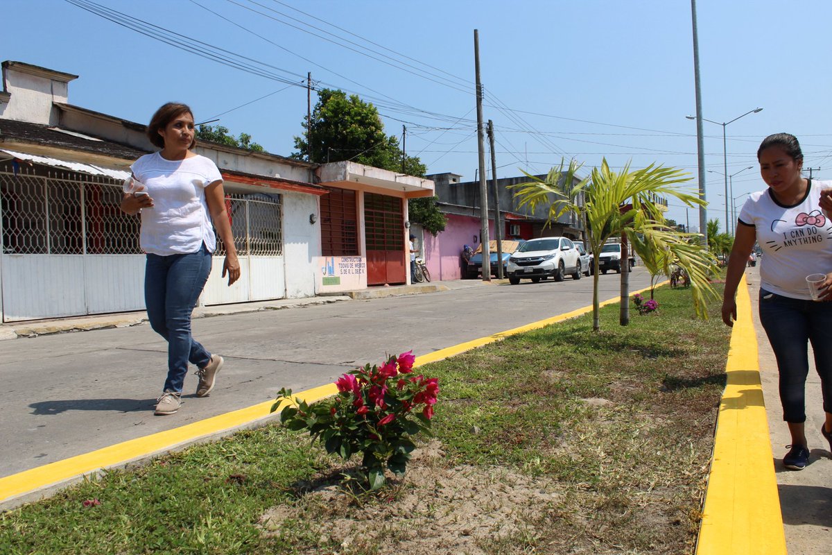 ComalcalcoMX's tweet photo. #JustoAhora Continúa la jornada de embellecimiento de la ciudad de #Comalcalco #Hoy en boulevard Leandro Rovirosa y la avenida Camino Agrario. Limpieza, pintura de guarniciones, siembra de pasto y #bugambilias encabezado por la Presidente @lorenamendezd #FelizSábado #Tabasco https://t.co/6Q7h1SFMQs