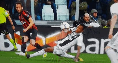 pisto_gol's tweet photo. Juventus-Milan 2:1 Con un rigore di Dybala e il 5^ gol di Kean-erroraccio di Calabria-la Juve batte il Milan, che era passato in vantaggio con Piatek. Pessimo l’arbitraggio di Fabbri, che nega al Milan 2 rigori: mani di ASandro (34’) Mandzukic scalcia Romagnoli (87’) https://t.co/DCUDP0ZDNq