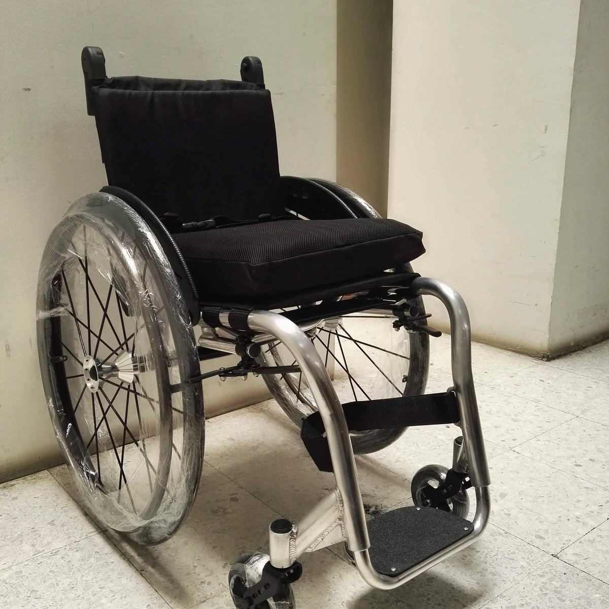 overcomesr's tweet photo. Silla de ruedas semi deportiva de marcó fijo con ruedas delanteras y traseras importadas. Información a info@overcomesr.com. https://t.co/R7ASg8c9Kv