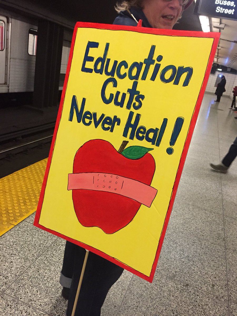 frenchygreen's tweet photo. At the rally with about a billion other Ontarians #cutshurtkids https://t.co/o15fPV1j85