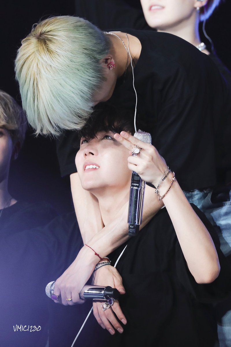 VMIC1230's tweet photo. HQ 190406 LYS in BKK 

😚😚😚😚
#V #김태형 #태형 #뷔 #방탄소년단 #BTS⁠ ⁠#Taehyung #JHOPE

@BTS_twt https://t.co/tv86uyRQY9