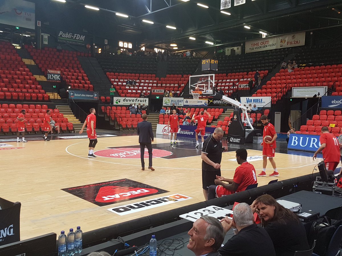 MaartenWeynants's tweet photo. Je zou het haast gaan vergeten, maar er zijn nog ploegen naast de @antwerpgiants in de @EuroMillionsBL 😅

Deze twee bijvoorbeeld. @FILOU_Oostende-@spiroubasket nu op @playsports, @ProximusSports 

#BCOSPI https://t.co/HmEzwgjHTa