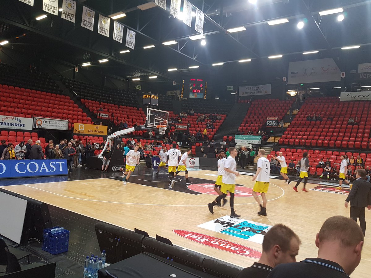MaartenWeynants's tweet photo. Je zou het haast gaan vergeten, maar er zijn nog ploegen naast de @antwerpgiants in de @EuroMillionsBL 😅

Deze twee bijvoorbeeld. @FILOU_Oostende-@spiroubasket nu op @playsports, @ProximusSports 

#BCOSPI https://t.co/HmEzwgjHTa
