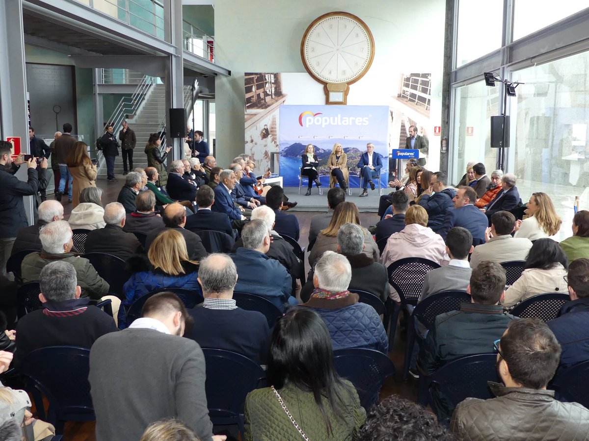 ElenaMunozF's tweet photo. Me siento orgullosa de presidir un partido q tanto ha trabajado por y para Vigo. Hoy hemos hecho un merecido homenaje a los q lo hicieron en primera fila,como concejales,en estos 40 años d democracia.Gracias a @anapastorjulian y a @ARueda68 por acompañarnos en un día tan especial https://t.co/ibhFivmm1K