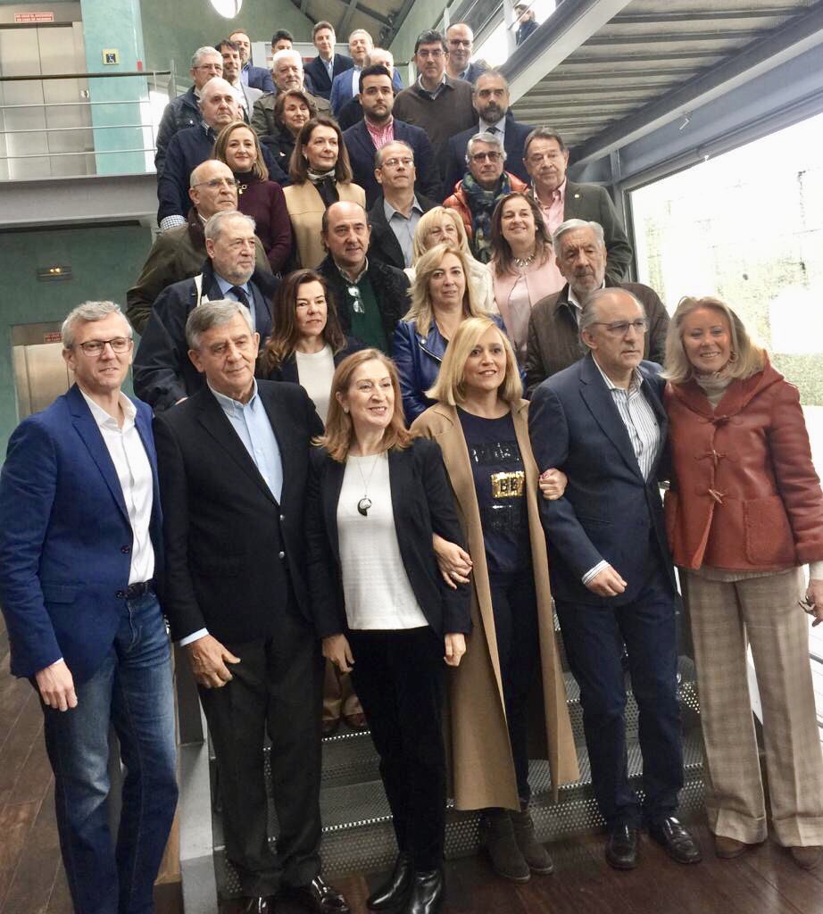ElenaMunozF's tweet photo. Me siento orgullosa de presidir un partido q tanto ha trabajado por y para Vigo. Hoy hemos hecho un merecido homenaje a los q lo hicieron en primera fila,como concejales,en estos 40 años d democracia.Gracias a @anapastorjulian y a @ARueda68 por acompañarnos en un día tan especial https://t.co/ibhFivmm1K
