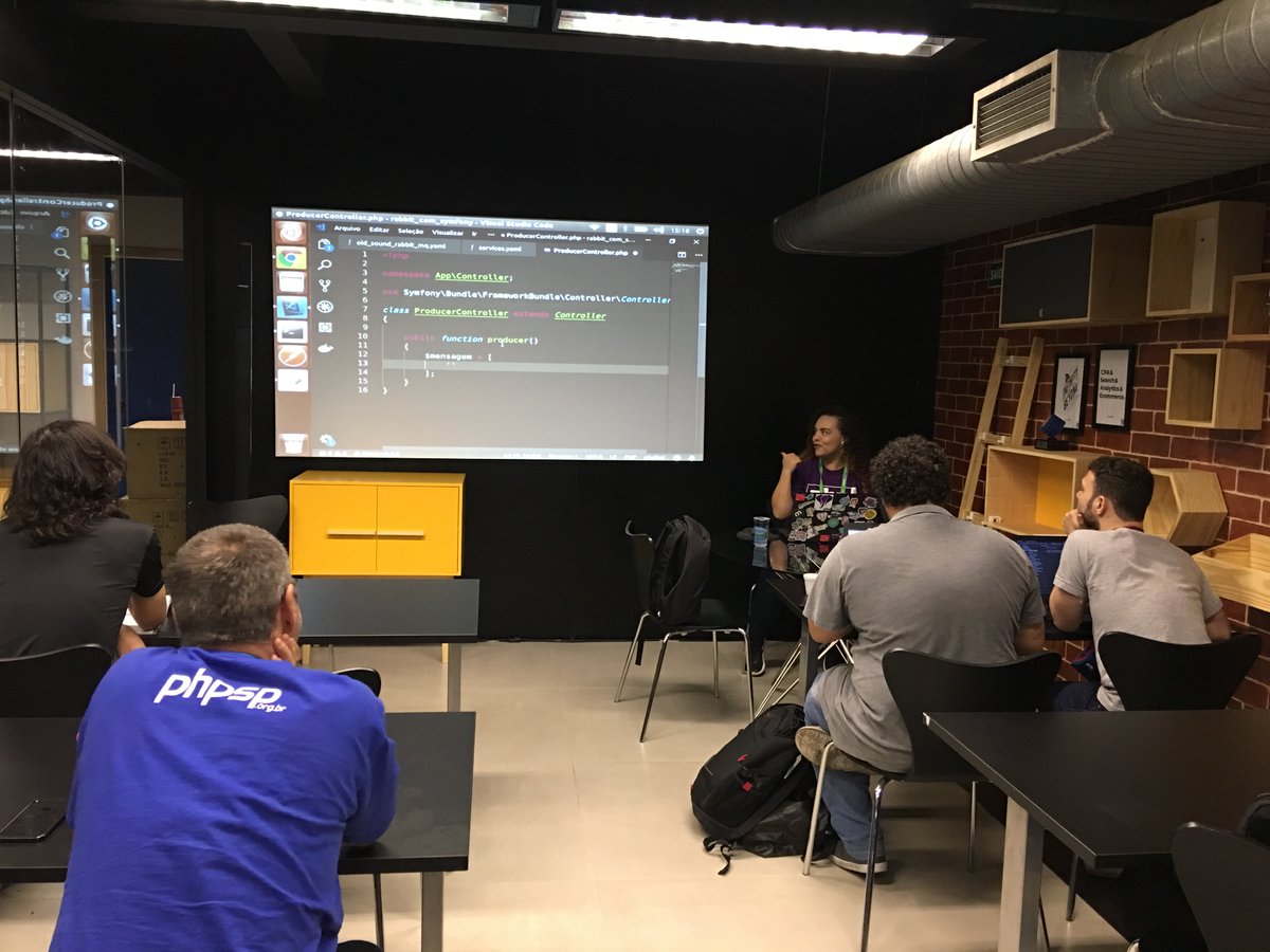 marcelgsantos's tweet image. A @KaFernandesDev apresentando o workshop &apos;Implementando rotinas assíncronas com RabbitMQ e Symfony 4&apos; no #PhpExperience no @iMasters. #php #phpsp #phpx2019