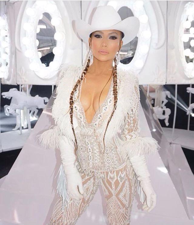 JLoSpainNET's tweet photo. .@JLo's new song "#Medicine" ft. @frenchmontana is availabe in all platforms. ๐ค๐ผ #Spotify #iTunes #Deezer #GooglePlay #AppleMusic #Pandora #Shazamย #AudioYouTube https://t.co/2bvA9o0Mv1 https://t.co/DH6Zaqzsrs