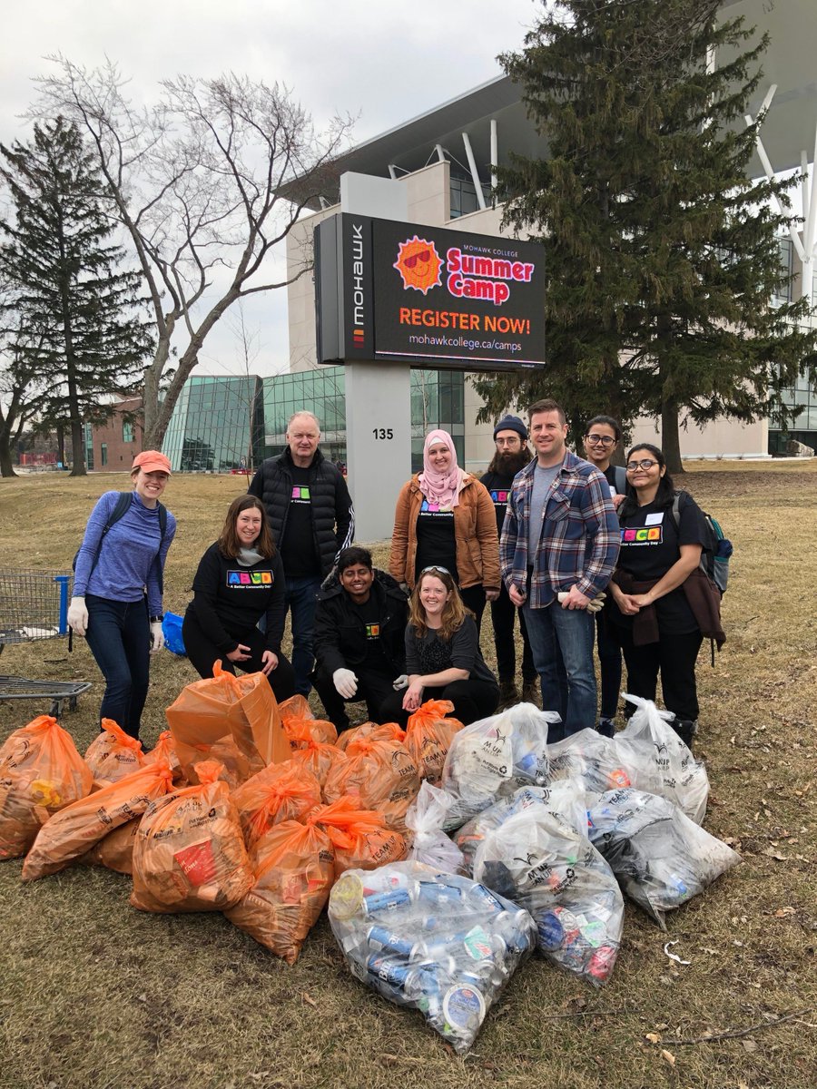 SustainableMoCo's tweet image. Our volunteers did an amazing job cleaning up litter on the West Mountain! Thanks for leaving the neighbourhood a little cleaner than you found it. #ABCDay @MohawkCollege #HamOnt