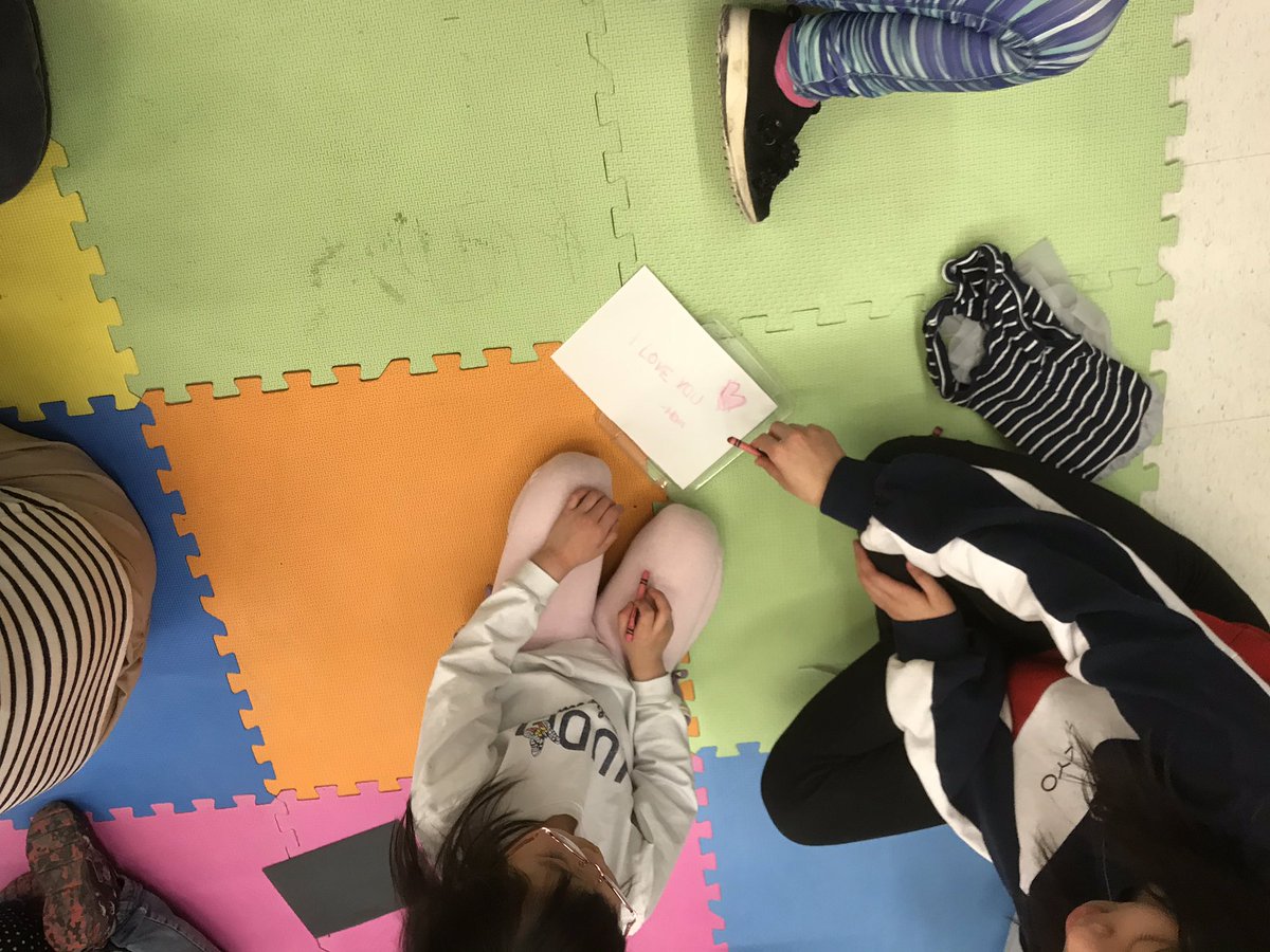 SooWong__'s tweet photo. Children @ReadingCircle1 putting a special message in their #Origami bunny! @torontolibrary @Bridlewood_Mall #ScarbTO https://t.co/ZoMkvY9zlA