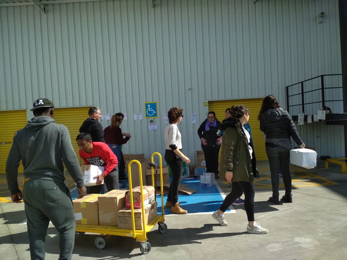 MUCHAS GRACIAS!!

Hemos llegado a 13 Palés que pronto viajarán a Grecia. Ha sido incontable la ayuda y los puntos de recogida, así como el montón de manos que había hoy para seleccionar y paletizar.
Aquí + información ♡
facebook.com/groups/refugia…