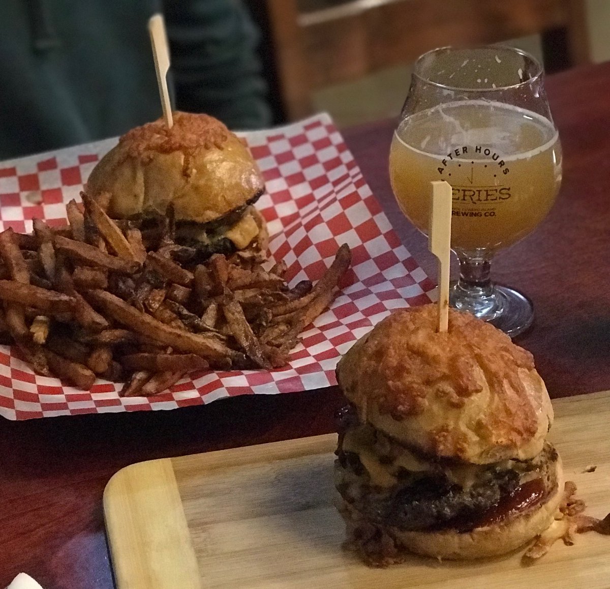 A really good ⁦<a href="/PEIBurgerLove/">PEIBurgerLove</a>⁩ burger at ⁦<a href="/PEIBrew/">PEI Brewing Company</a>⁩. This one will be a strong contender for best of the month. 👍🏻