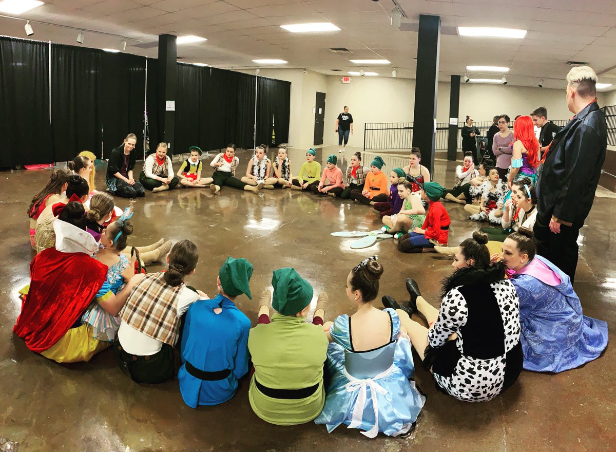 AllstarsSmda's tweet photo. Pre-performance pow-wow @Disney style! #HappilyEverAfter #DreammakerDanceCompetition https://t.co/YsGxNBBRib