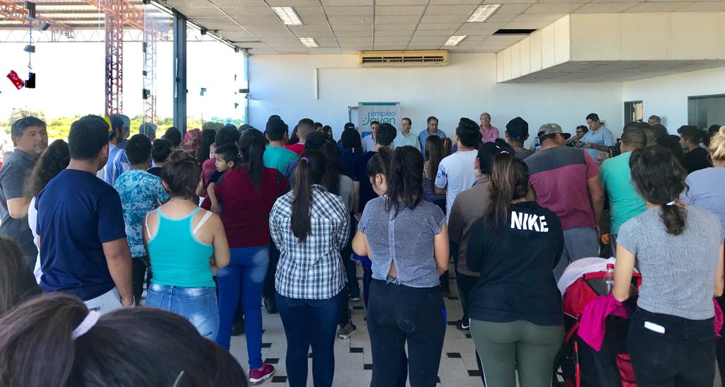 IreneYoma's tweet photo. Ahora en #Milagro, también más de 200 jóvenes firmando convenio de adhesión al #ProgramaJovenes. https://t.co/6D35ntaE0L