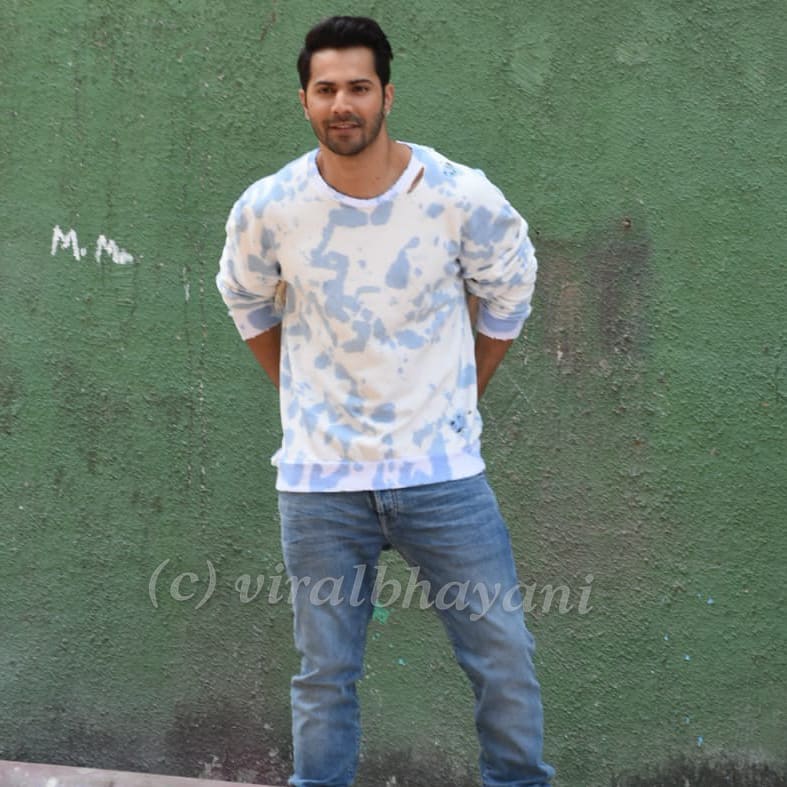 _shrextra24's tweet photo. 4 outfits in one day 😂😝
.
#justvarundhawanthings #CreateTogetherWithKalank #FirstClass #kalank #varundhawan https://t.co/wpSEZtnTyM