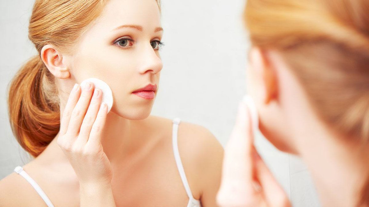 Do you remove your makeup before bed? Here are three very good reasons why you should!! 👀🙅‍♀️ ow.ly/QuRk30odrVN #skincare