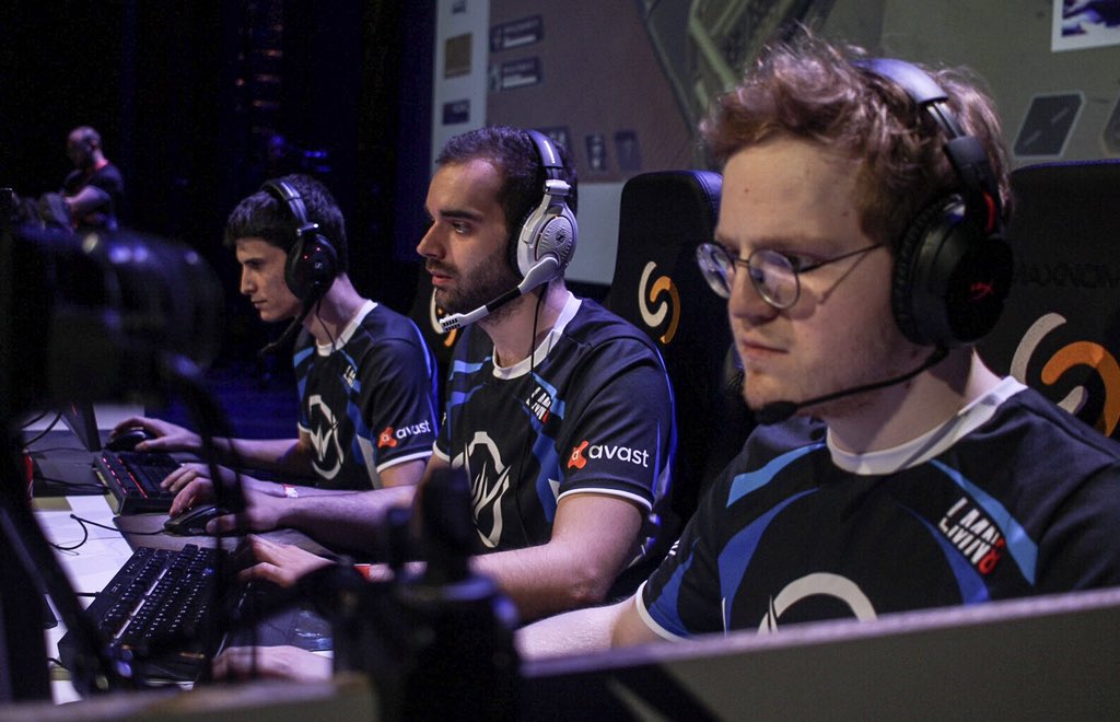 Excellente première journée pour notre équipe #ApexLegends qui finit à la première du classement  avec 616 Points suivi de @GamersOrigin et #FrenchInPyjamas !

#GG à nos champions <a href="/VlaDeDe/">RDS DeDe</a> <a href="/SpaaceBud/">SpaceBud</a> &amp; @Gaxalies 🙌

#GoWarthox ⚫️🔵