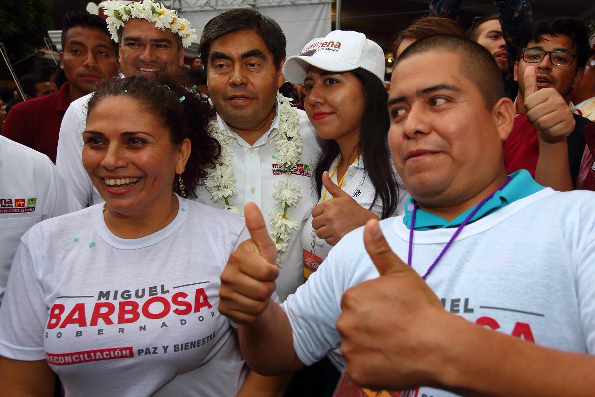 sintesisweb's tweet photo. #Elecciones2019 🗳️| @MBarbosaMX reitera su compromiso de "transformar la vida pública en Puebla" y, ante maestros, asegura que el próximo secretario de educación será maestra o maestro 👇 https://t.co/HRk2Cn9KPy