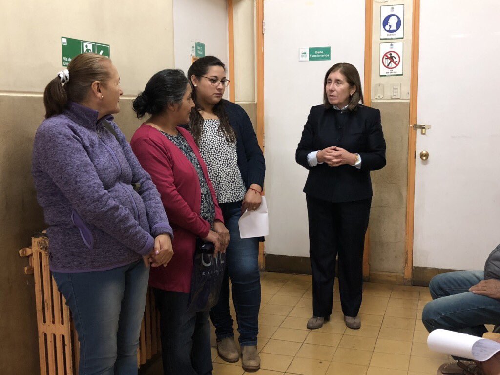 Directora del Servicio Salud Aysén, Rina Cares Pinochet, visita en terreno, a los especialistas voluntarios de Fundación CienManos, que realizarán más de 150 atenciones oftalmológicas este fin de semana en Hospital de Chile Chico    #TodosSomosCienManos #LaSaludLaHacemosTodos