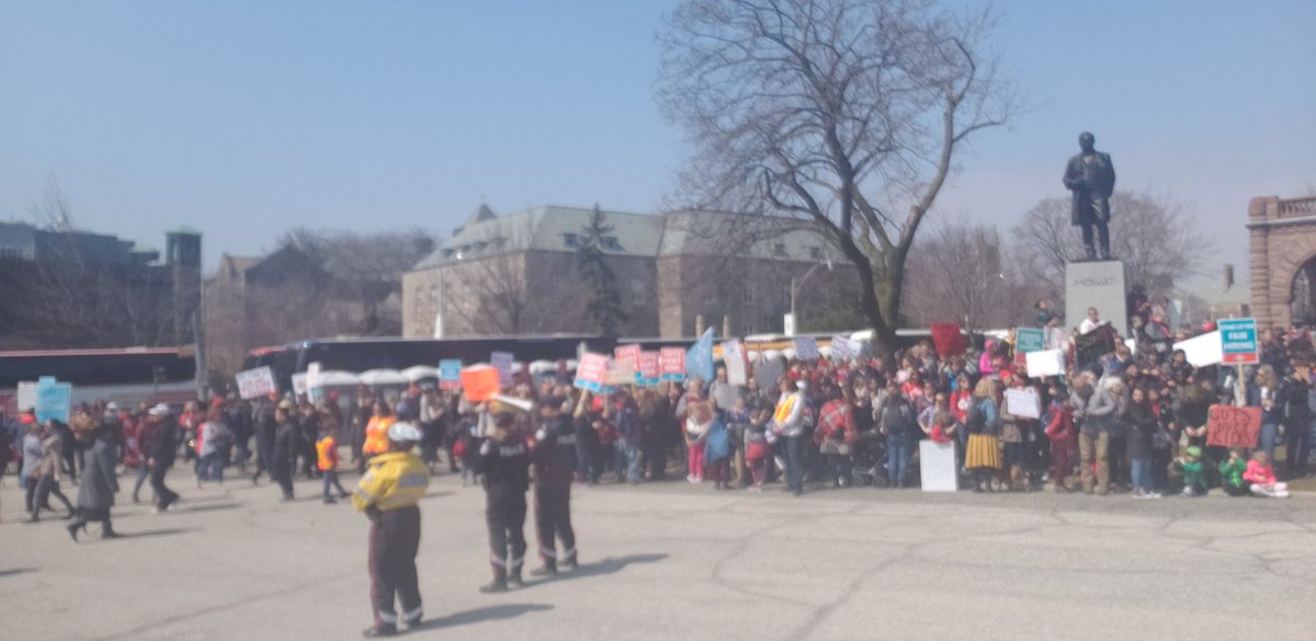 unifor636mel's tweet image. #standupforeducation #cutshurtkids rally at Queens park @fordnation @OntarioPCParty pay attention #thepowerofthepeoplewontstop