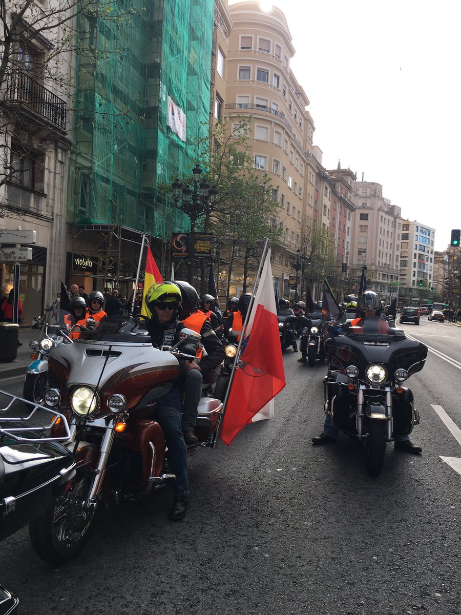 HarleyCantabria's tweet photo. Más de 150 Harley-Davidson participan en multitudinario Desfile de banderas por el centro de Santander @Harley_Spain @AytoSantander @CantabriaChapte @CantabriaOnline https://t.co/jQNyhStpsA