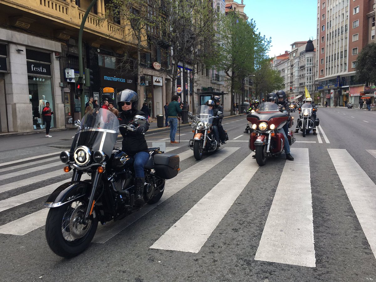 HarleyCantabria's tweet photo. Más de 150 Harley-Davidson participan en multitudinario Desfile de banderas por el centro de Santander @Harley_Spain @AytoSantander @CantabriaChapte @CantabriaOnline https://t.co/jQNyhStpsA