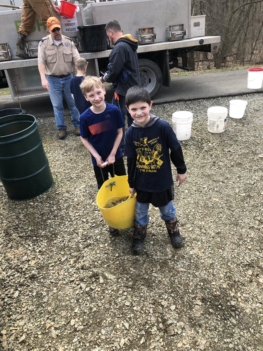 JoannaH87567988's tweet photo. Scouting For Food pick up and then trout stocking!  Getting them out in the community!  #Denleader #cubscouts https://t.co/FvgUJU8cMi