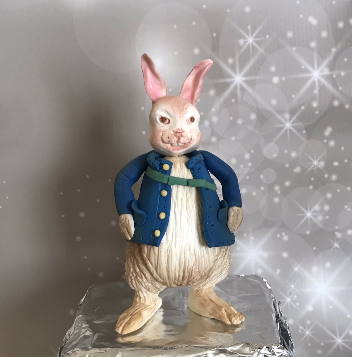 marybethxx6's tweet photo. Peter is waiting for his cake 🧁 #peterrabbit2 #cake #sugar #sugarmodel #sugarart he’s a rather large peter 😳 #saracino https://t.co/nhXHoqAHuz