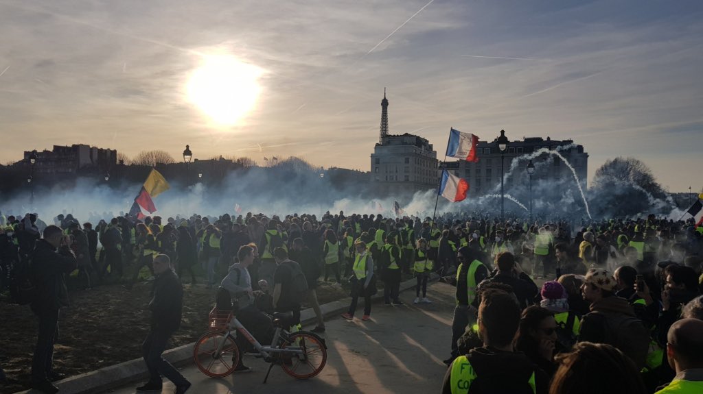 parlementeurs's tweet photo. Belle photo #GiletsJaunes prise par un copain. https://t.co/KTj6kO2InL