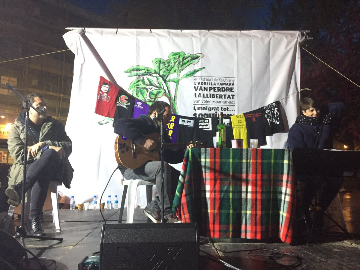 EtVolemACasa's tweet photo. Ara mateix @Ovidi_4 a l’escenari! 
Això no acaba! Ens veiem al Parc de les Tres Esplugues (nit de concerts):
-Atzagaia
-Insershow
-Newgate 

#6ASeguiremLluitant
#AdriEtVolemACasa https://t.co/CUtySnCApK