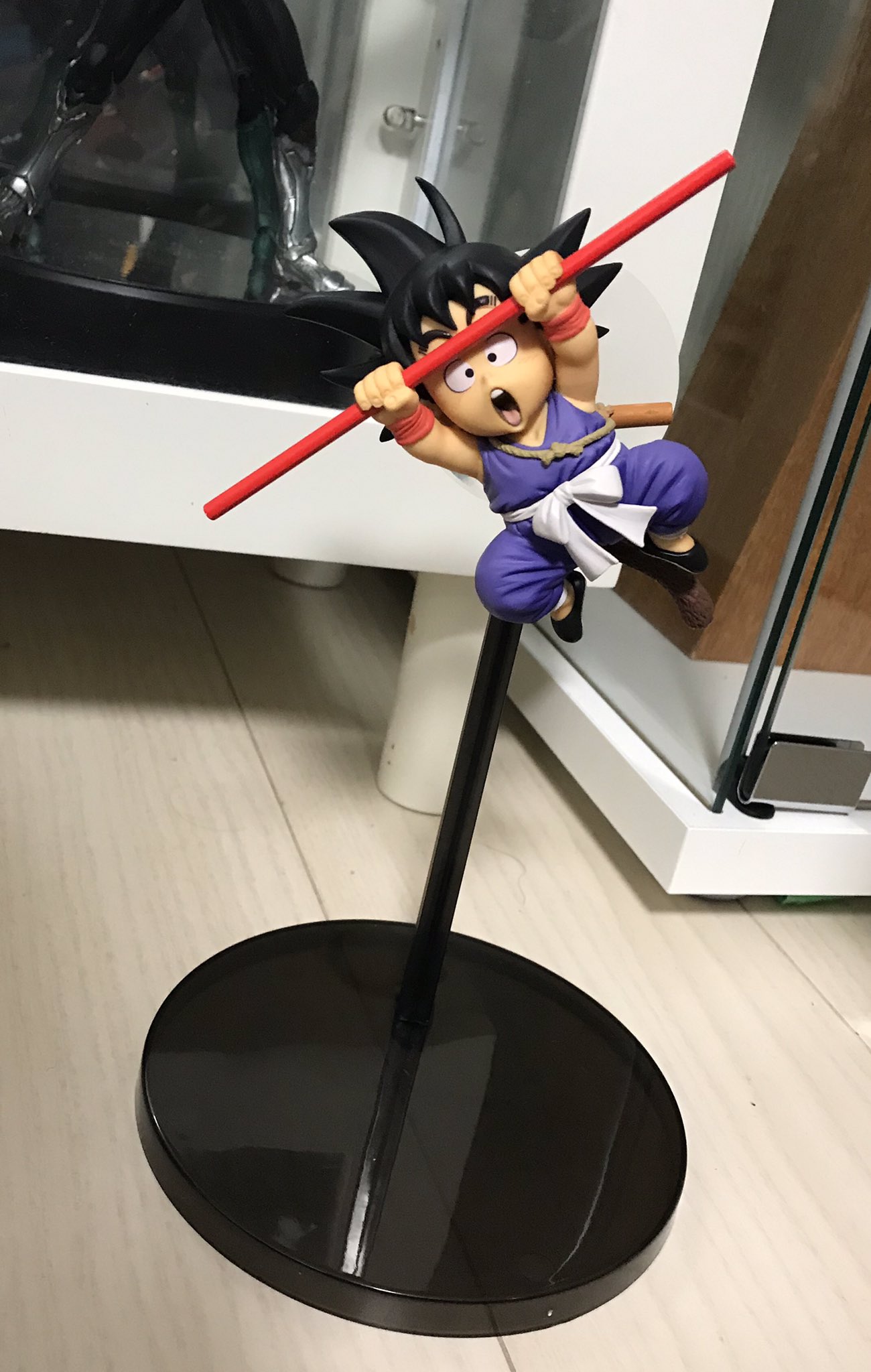 悟亮 ごすけ على تويتر 先日出たドラゴンボールのプライズフィギュアの悟空 普通に飾ると台座なんだけど なんかそれだと浮いてる感じでなくて吸盤付けてみた ブルマも開けてエンディング再現目指す バイクはモトクロスないので隼で代用