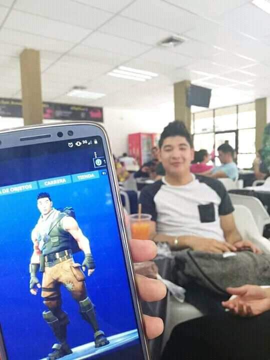 Mygameis1's tweet photo. Parecido?😂😂😂 #Fortnite https://t.co/SphESFm5s2